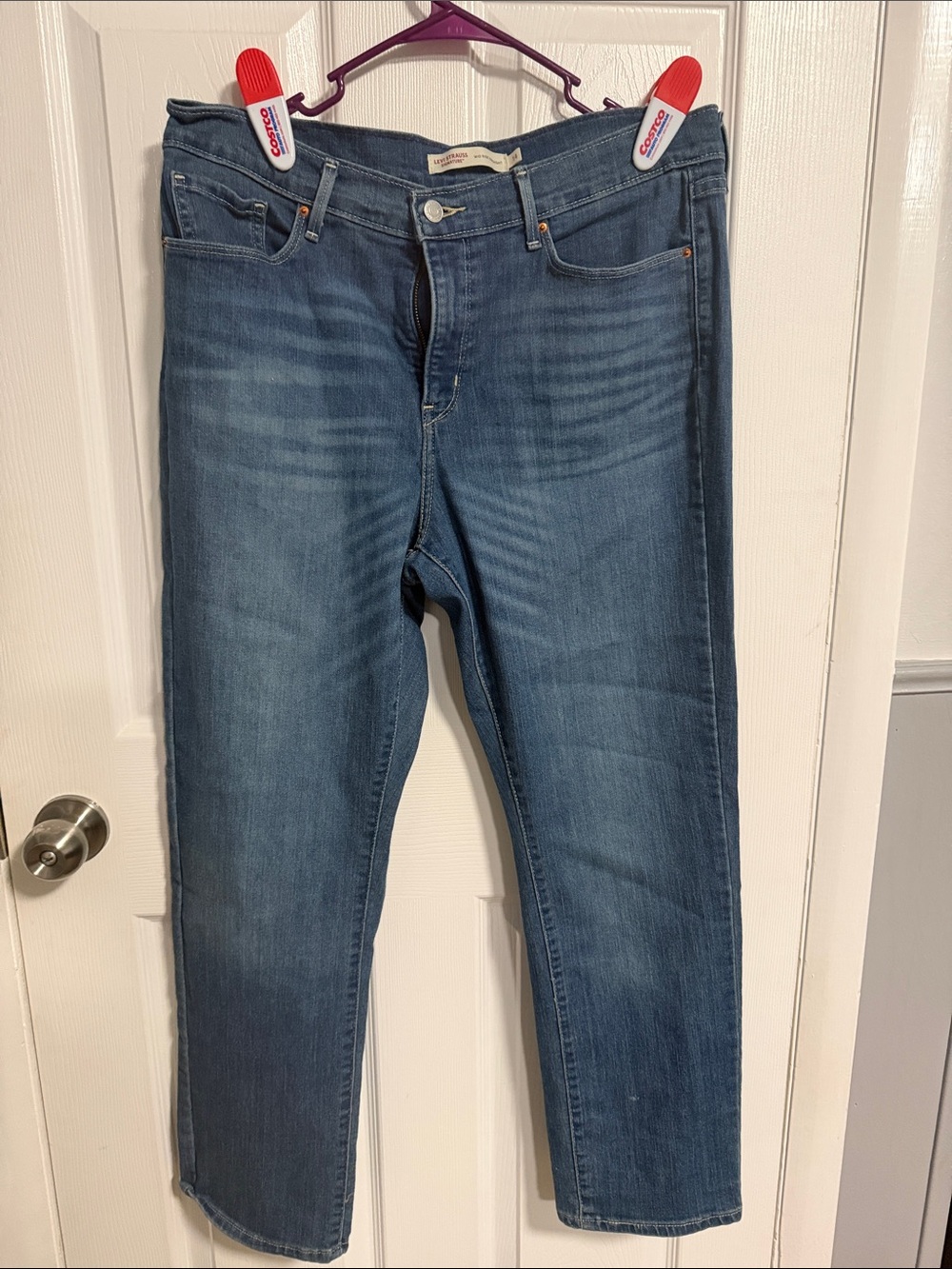 Signature by Levi Strauss Straight Leg Jeans in Medium Blue Wash